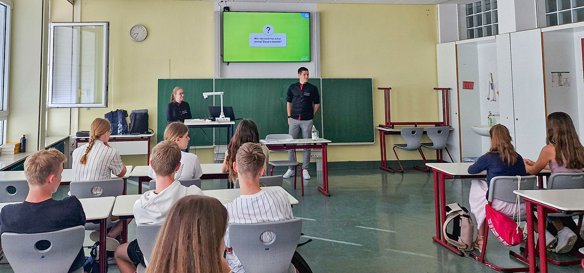 Zukunftstag am Dietrich-Bonhoeffer-Gymnasium. SEL referiert am Projekttag zum Thema Steuern vor zwei Gruppe der Jahrgangsstufen 11 und 12.