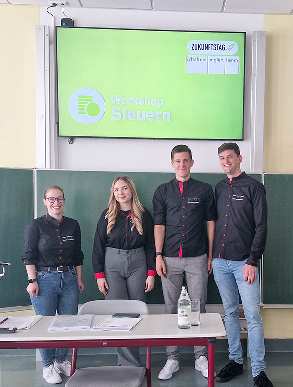 Zukunftstag am Dietrich-Bonhoeffer-Gymnasium zum Thema Steuern. Referenten der Steuerberaterkanzlei Schäftner, Englert, Lamm